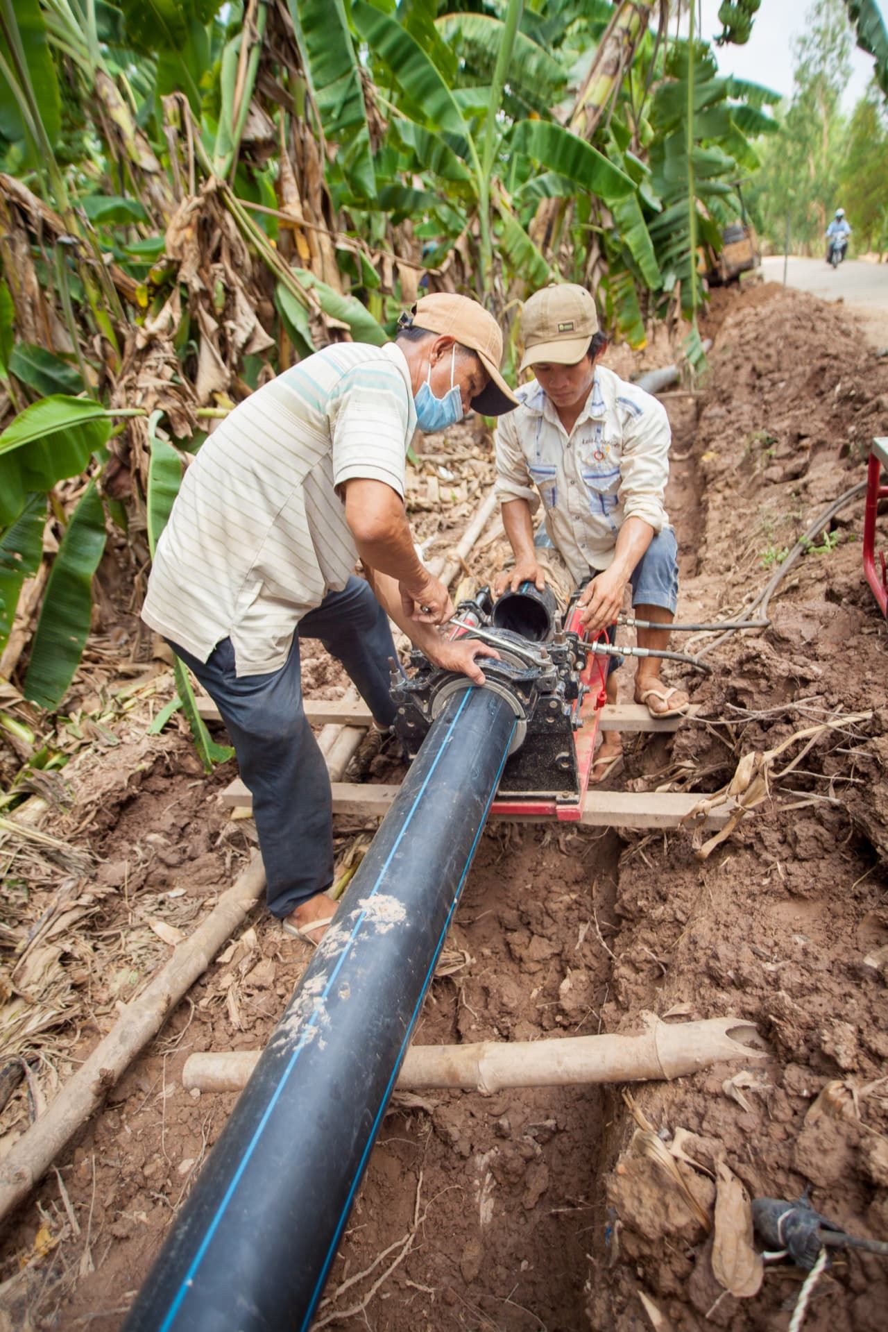 Installation d'une canalisation d'eau au Cambodge