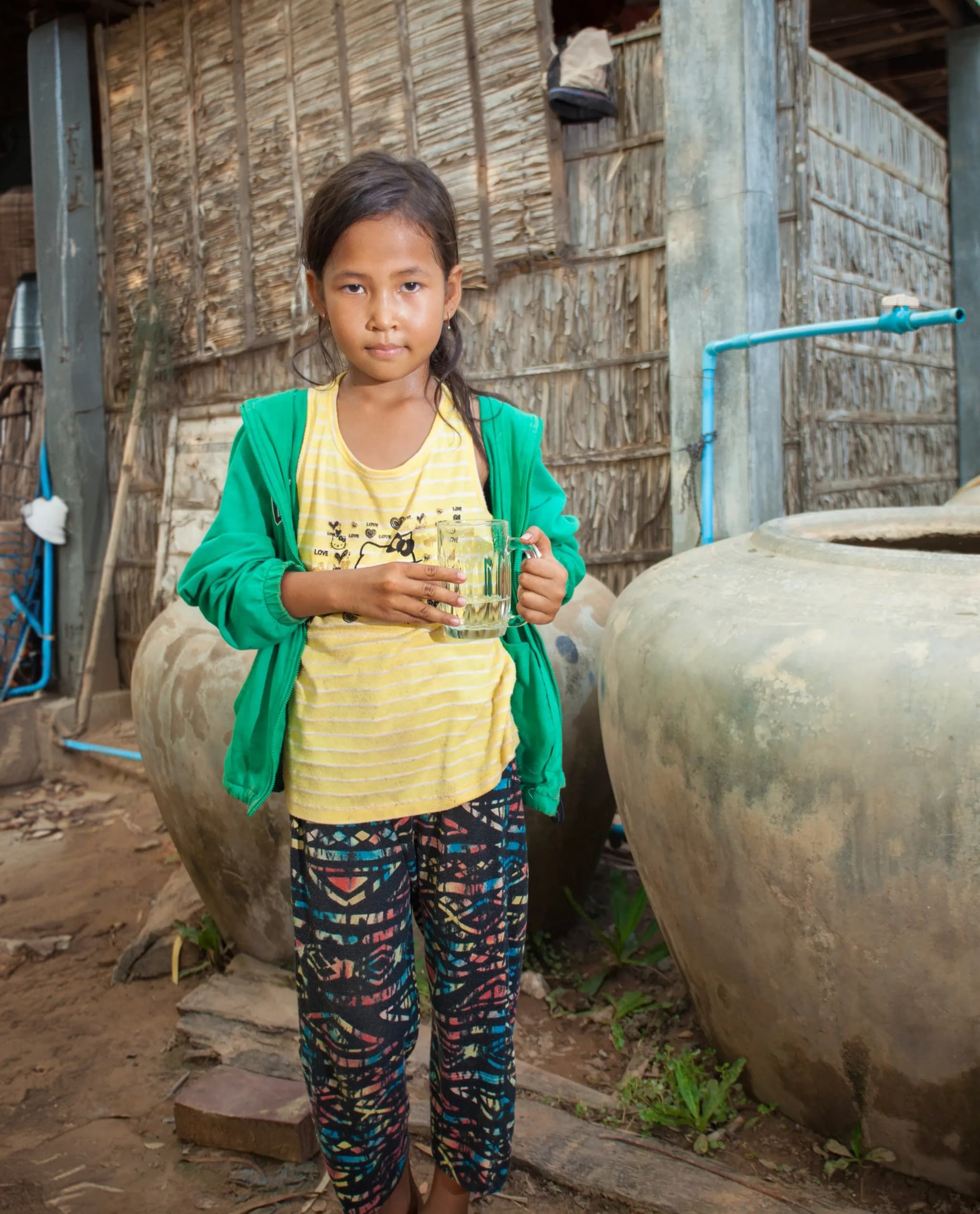 Jeune fille tenant de l'eau potable
