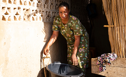 Femme préparant de l'eau